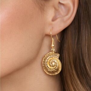 Vintage Natural Shell Dangle Pierced Earrings 1.75" Long Elegant Beautiful